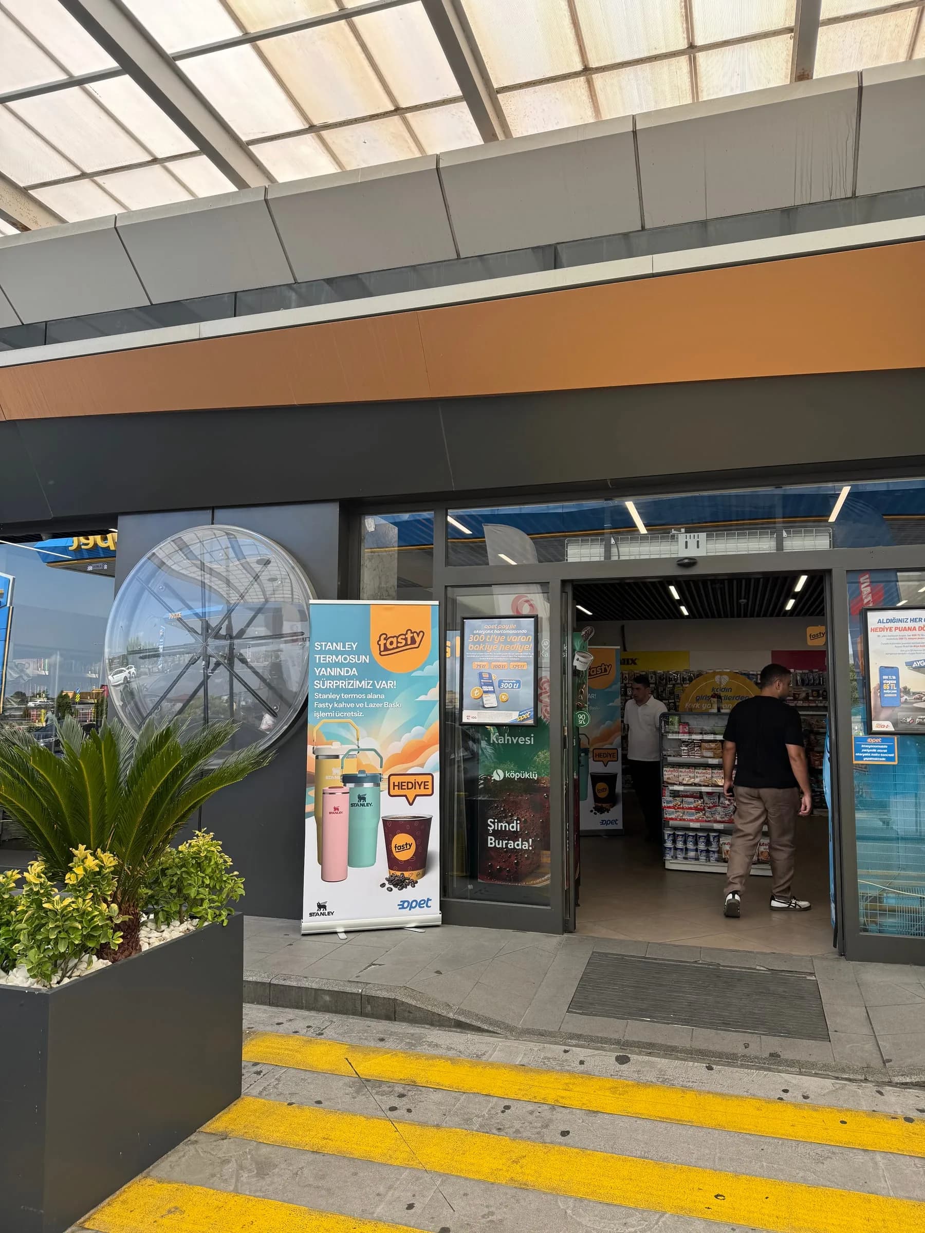 Opet market girişinde Stanley ve Fasty kampanya afişi